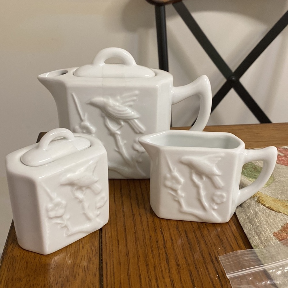 Rosanna White Teapot with matching creamer and sugar bowl - Picture 1 of 5
